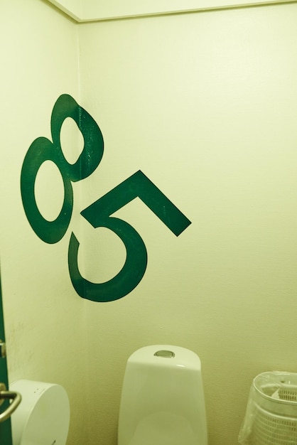 Grandi numeri sul muro in una toilette verde