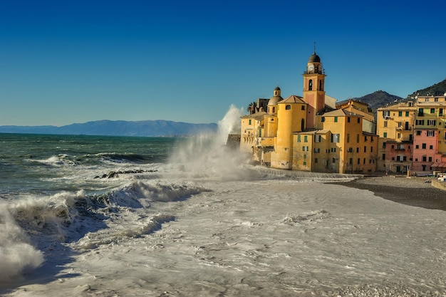 Grandi onde alla spiaggia di Camogli e alla Basilica di Santa Maria Assunta provincia di Genova Italia