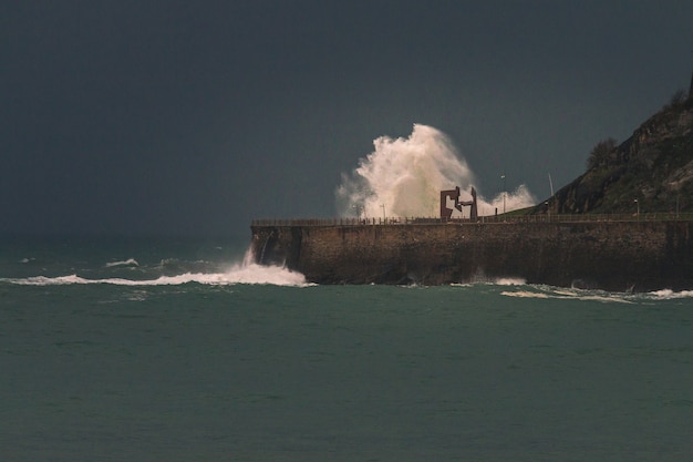 Grandi onde che colpiscono la costa a Donostia-San Sebastian Basque Country.