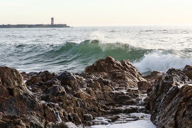 Grandi onde che si infrangono e schizzi sulle rocce Scogliere sul mare