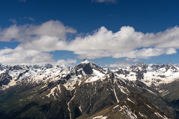 Grandi paesaggi naturali di montagna. Fantastica prospettiva del vulcano inattivo della neve caucasica Elbrus e dello sfondo del cielo chiaramente blu. Russia