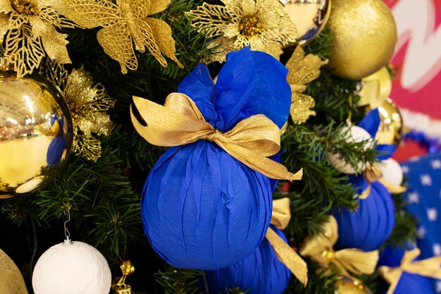 Grandi palle su un albero di Natale decorato