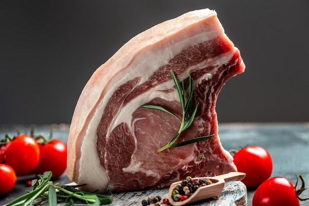 Grandi pezzi di bistecca di carne di maiale cruda Sfondo di ricetta alimentare Close up