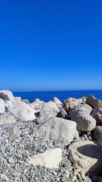 grandi pietre in riva al mare