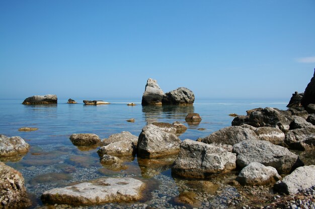 Grandi pietre nell'acqua sul mare