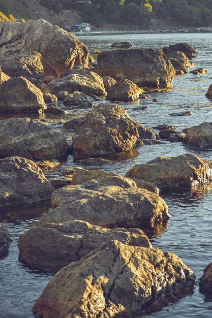 Grandi pietre nell'acqua vicino alla riva, filtrare