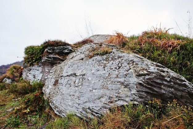 Grandi pietre rocciose ai piedi della montagna