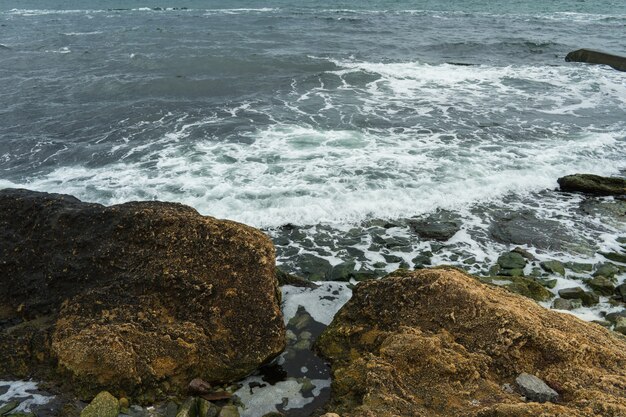 Grandi pietre su una spiaggia rocciosa