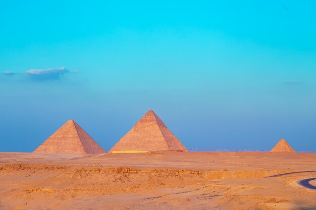 Grandi piramidi egiziane Il paesaggio desertico è l'unica meraviglia sopravvissuta al mondo Giza Egitto, 15 ottobre 2023