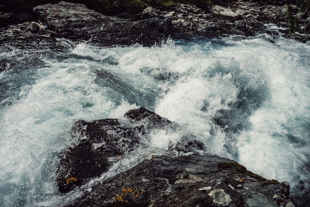 Grandi rapide del potente fiume di montagna