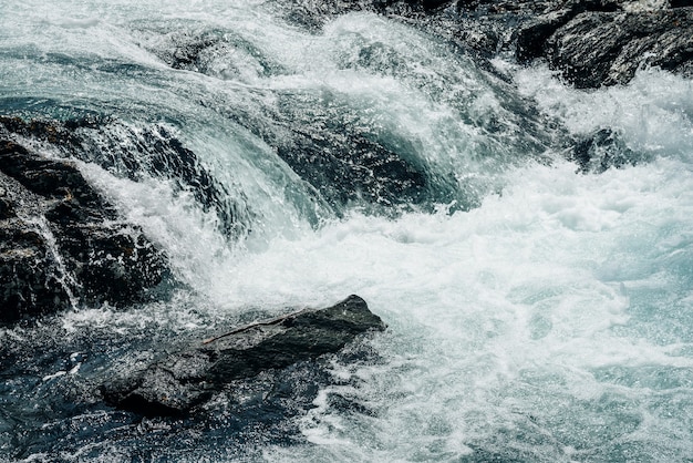 Grandi rapide del potente fiume di montagna.