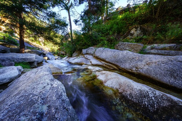 Grandi rocce di granito con acqua di fiume che scorre tra di loro. Navacerrada.