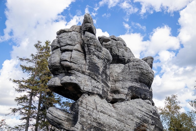 Grandi rocce di pietra sospese nel luogo turistico Szczeliniec wielki Polonia