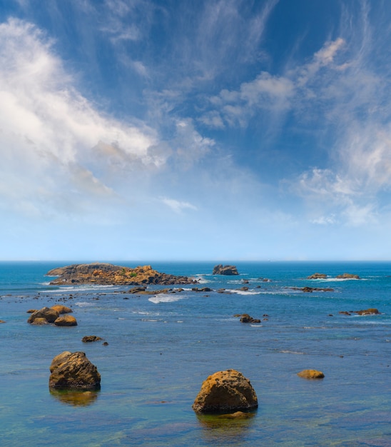 Grandi rocce nell&#39;oceano vicino alla riva.