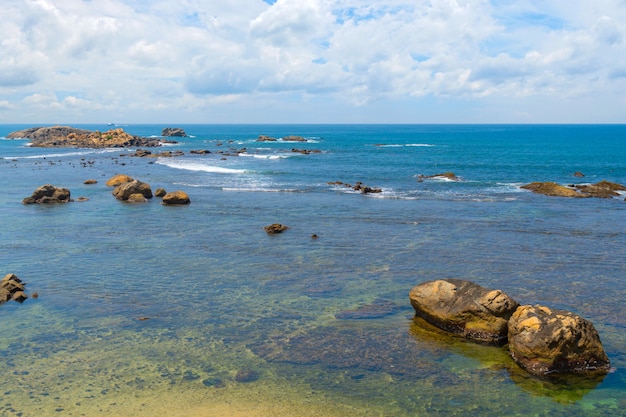 Grandi rocce nell&#39;oceano vicino alla riva.