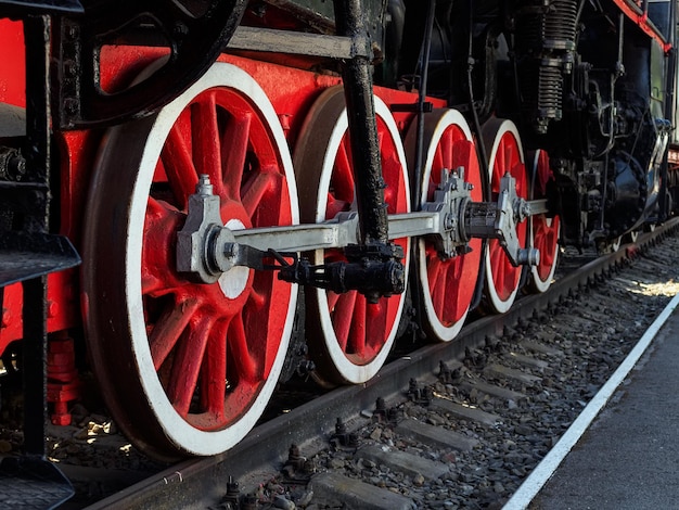 Grandi ruote metalliche di un vecchio treno