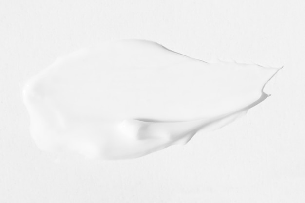 Grandi sbavature di crema cosmetica bianca La trama del primo piano crema