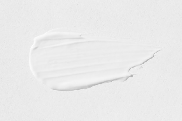 Grandi sbavature di crema cosmetica bianca La trama del primo piano crema