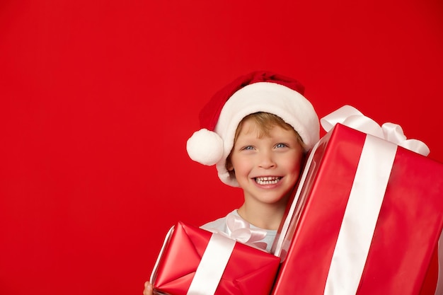 Grandi scatole con regali sono state portate a Babbo Natale con un frettoloso cappello di Capodanno