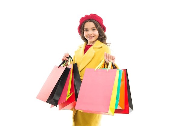 Grandi scelte grandi acquisti Bambino piccolo felice acquisti in sacchetti di carta Bambina sorriso con acquisti di moda Acquisti impulsivi Dipendenza dallo shopping Saldi stagionali I migliori sconti autunnali