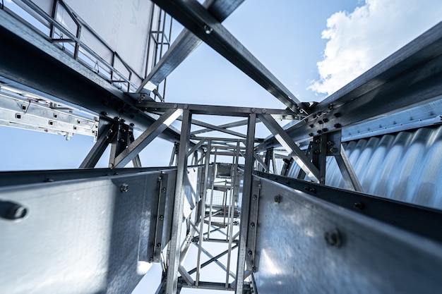 Grandi silos moderni per lo stoccaggio del raccolto di grano