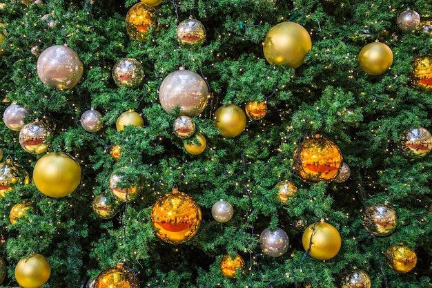 Grandi supporti per alberi di Natale decorati con palline nel centro commerciale