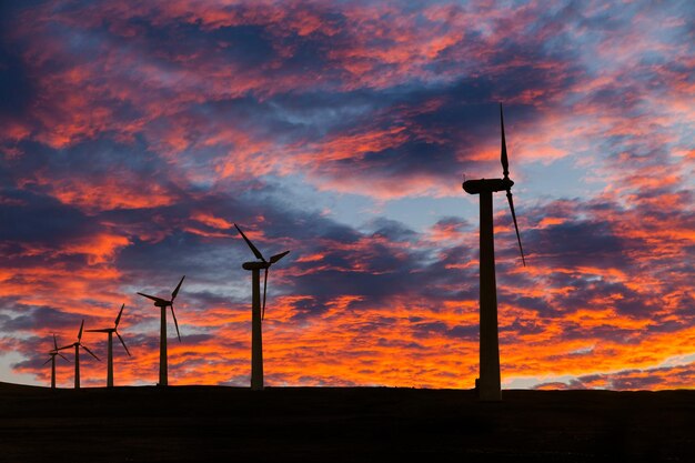 Grandi turbine eoliche nel deserto sullo sfondo del tramonto