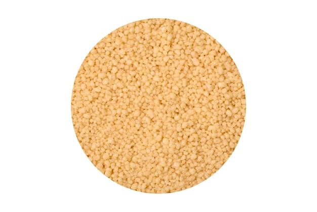 Grani di couscous di porridge di grano su uno sfondo di cemento scuro