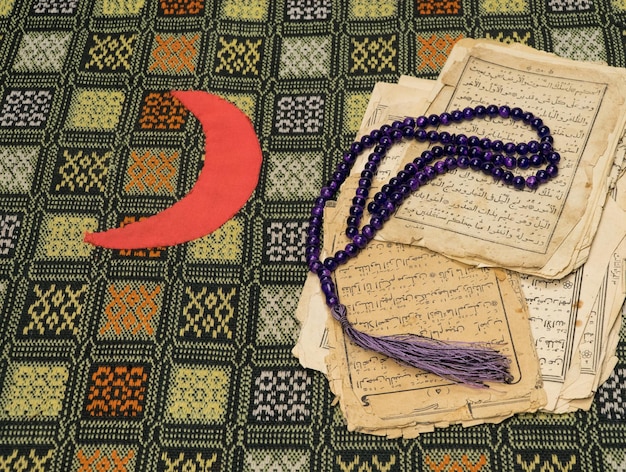 Grani di preghiera musulmani con pagine antiche del Corano islamico e musulmano