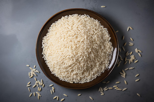 Grani di riso su un piatto su uno sfondo grigio