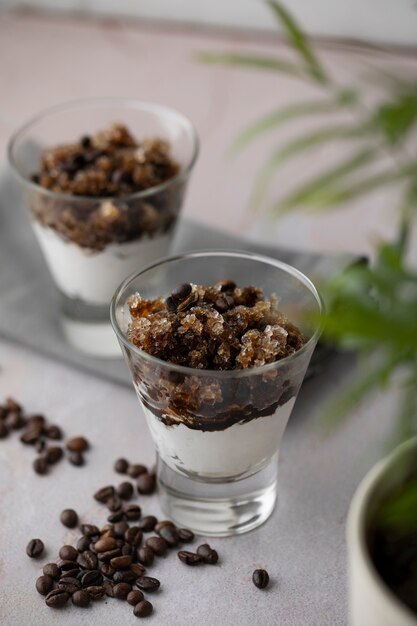 Granita al caffè ad alto angolo servita con panna montata