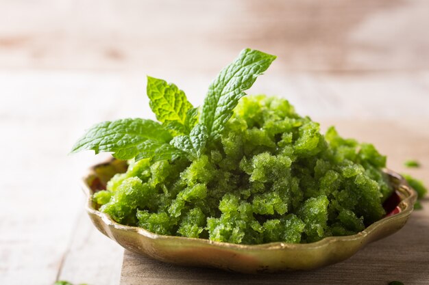 Granita di acetosa in un cucchiaio di metallo.