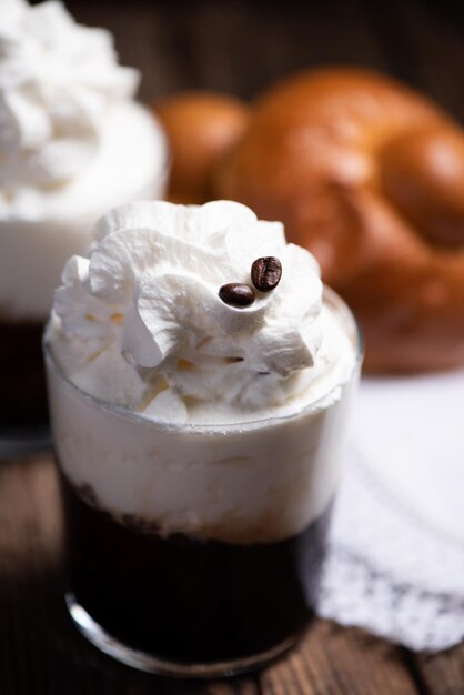 Granita tradizionale siciliana al gusto di caffè con brioche close up