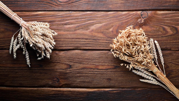 Grano avena mais Su una superficie di legno Vista dall'alto Spazio libero per il testo