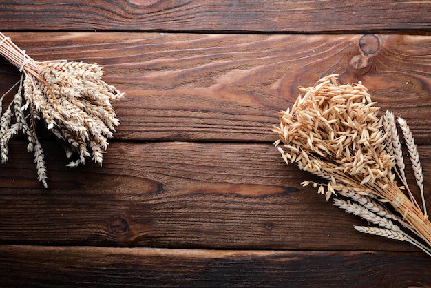 Grano avena mais Su una superficie di legno Vista dall'alto Spazio libero per il testo