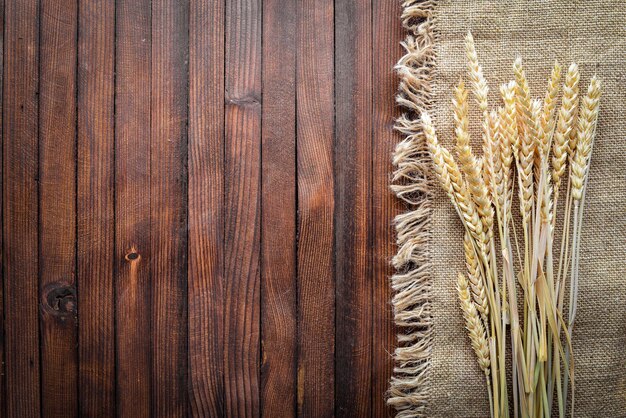 Grano avena miglio orzo su fondo in legno Vista dall'alto