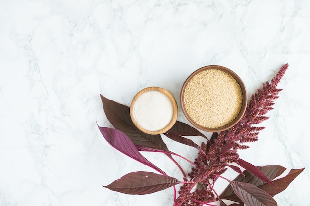 grano di amaranto con olio su sfondo bianco con spazio per il testo