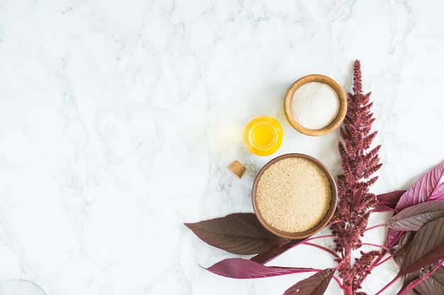 grano di amaranto con olio su sfondo bianco con spazio per il testo