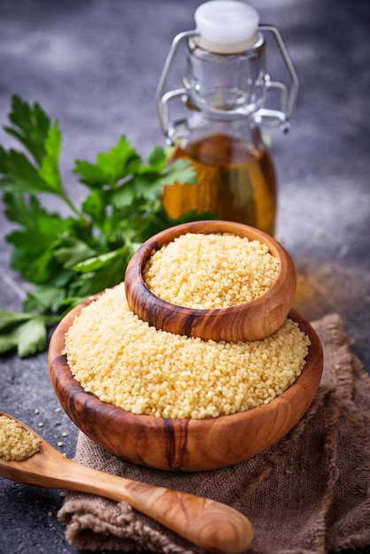 Grano di cuscus in una ciotola di legno