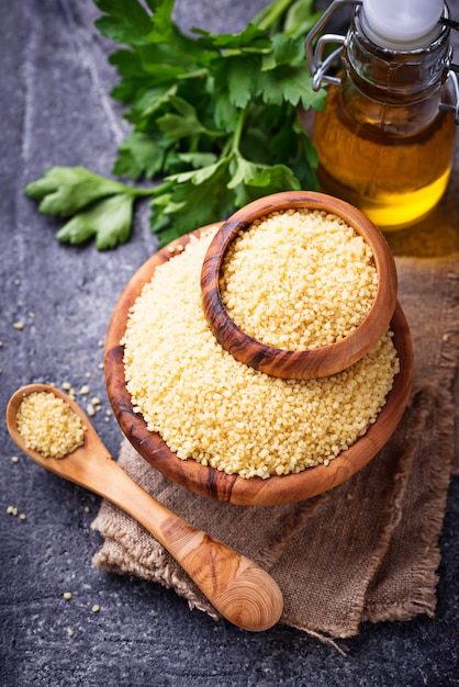 Grano di cuscus in una ciotola di legno