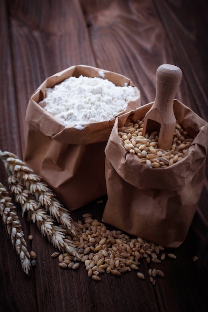 Grano di frumento e farina in sacchetti di carta