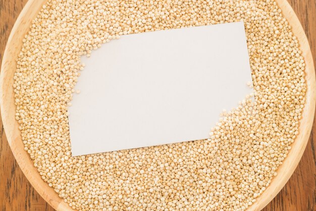 Grano di quinoa biologico e biglietto da visita