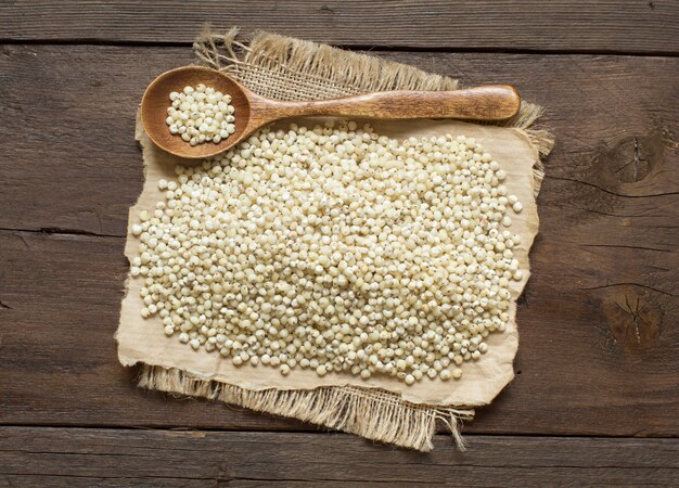 Grano di sorgo bianco con un cucchiaio da vicino