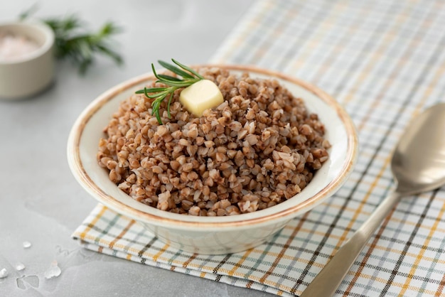 Grano saraceno bollito con burro e rosmarino