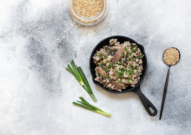 Grano saraceno con funghi e cipolle verdi