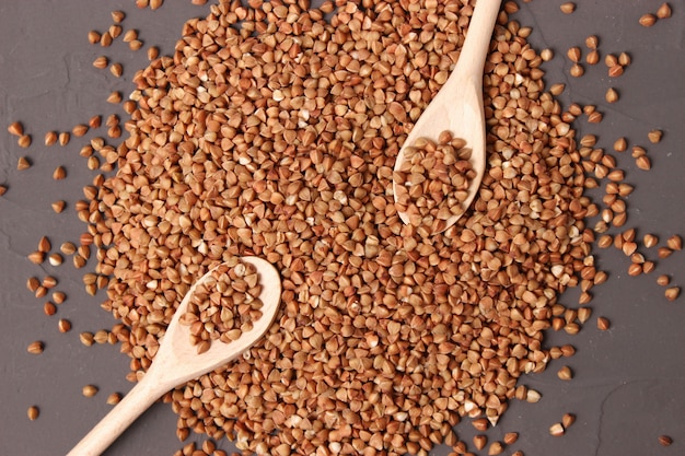 Grano saraceno crudo su un primo piano colorato del fondo
