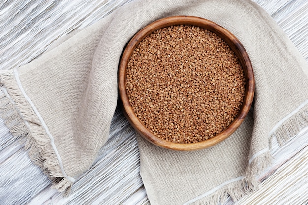 Grano saraceno in ciotola rotonda rustica