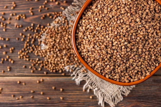 Grano saraceno su una ciotola di legno
