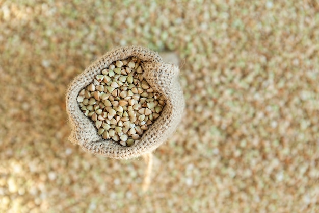 Grano saraceno verde in un sacco di iuta, vista dall'alto