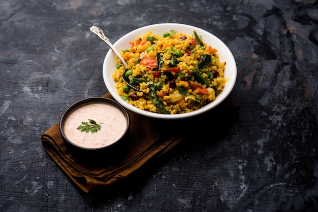 Grano spezzato o Daliya Upma, servito in una ciotola. messa a fuoco selettiva